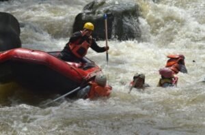Menaklukkan Arus: Panduan Lengkap Persiapan Arung Jeram untuk Pemula dan Profesional