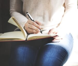 Menuangkan Isi Hati: Manfaat Journaling untuk Kesehatan Mental yang Optimal