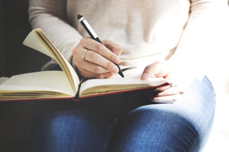 Menuangkan Isi Hati: Manfaat Journaling untuk Kesehatan Mental yang Optimal