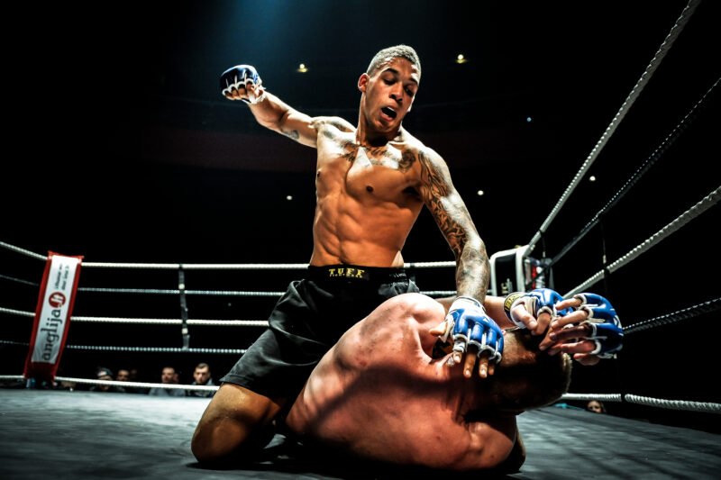 MMA vs Boxing: Mana yang Lebih Efektif? Pertarungan Abadi dalam Dunia Bela Diri