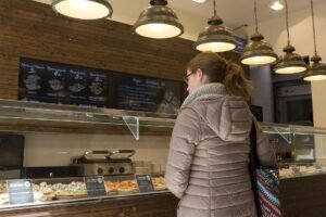 Tentu, mari kita bahas dunia bisnis franchise, dengan segala keuntungan dan kerugiannya, dalam sebuah artikel yang informatif dan mudah dipahami.