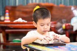Tentu, mari kita bahas secara mendalam tentang cara mengatasi anak yang kecanduan gadget.